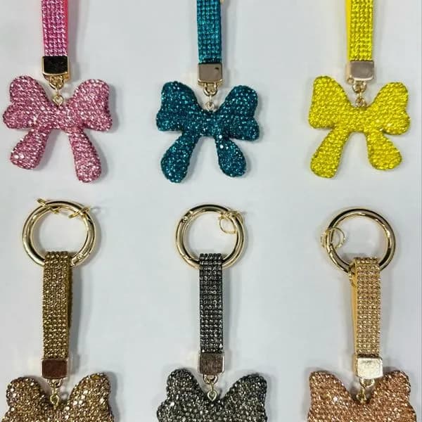 Brelok kokardka z cyrkoniami i ozdobnym paskiem, mix kolorów