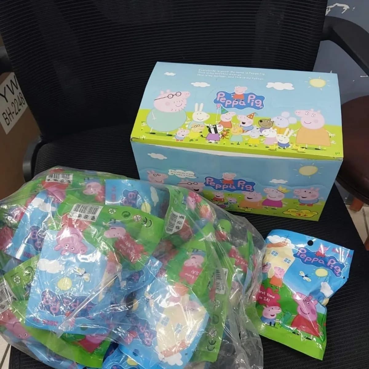 Saszetki Świnka Peppa - Figurki Niespodzianki, Display 24 szt.