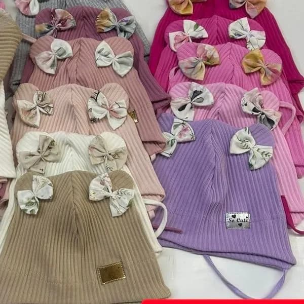 Czapka dziecięca prążkowana z kokardkami Rozmiar 44-46-48 Mix