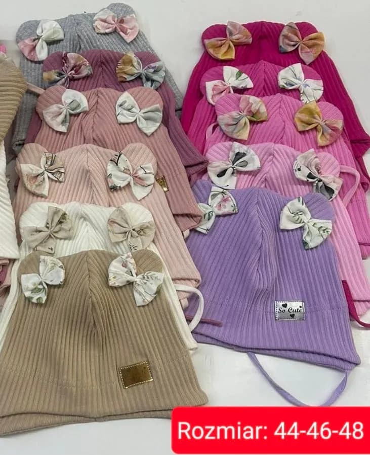 Czapka dziecięca prążkowana z kokardkami Rozmiar 44-46-48 Mix