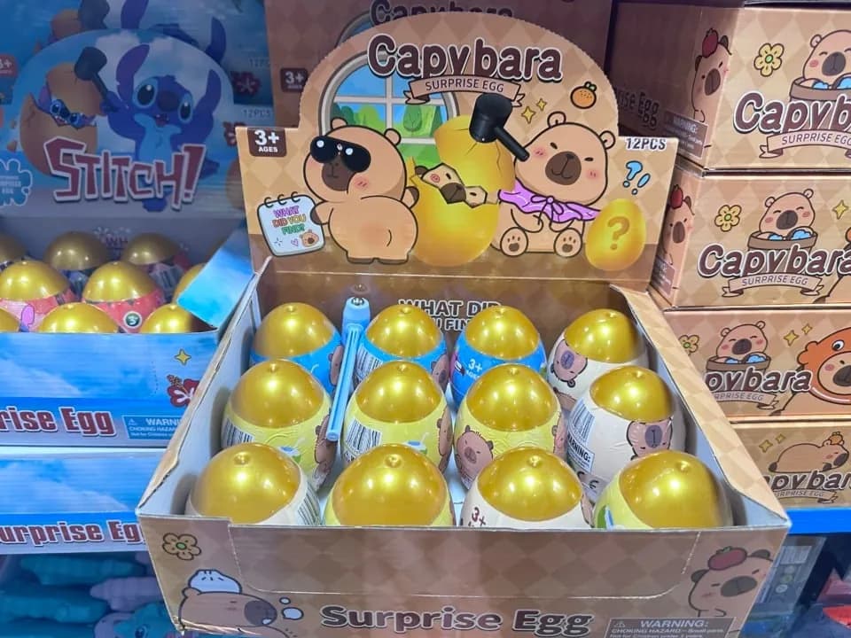 Zabawki Capybara Surprise Egg - Jajko Niespodzianka z Młotkiem 12szt