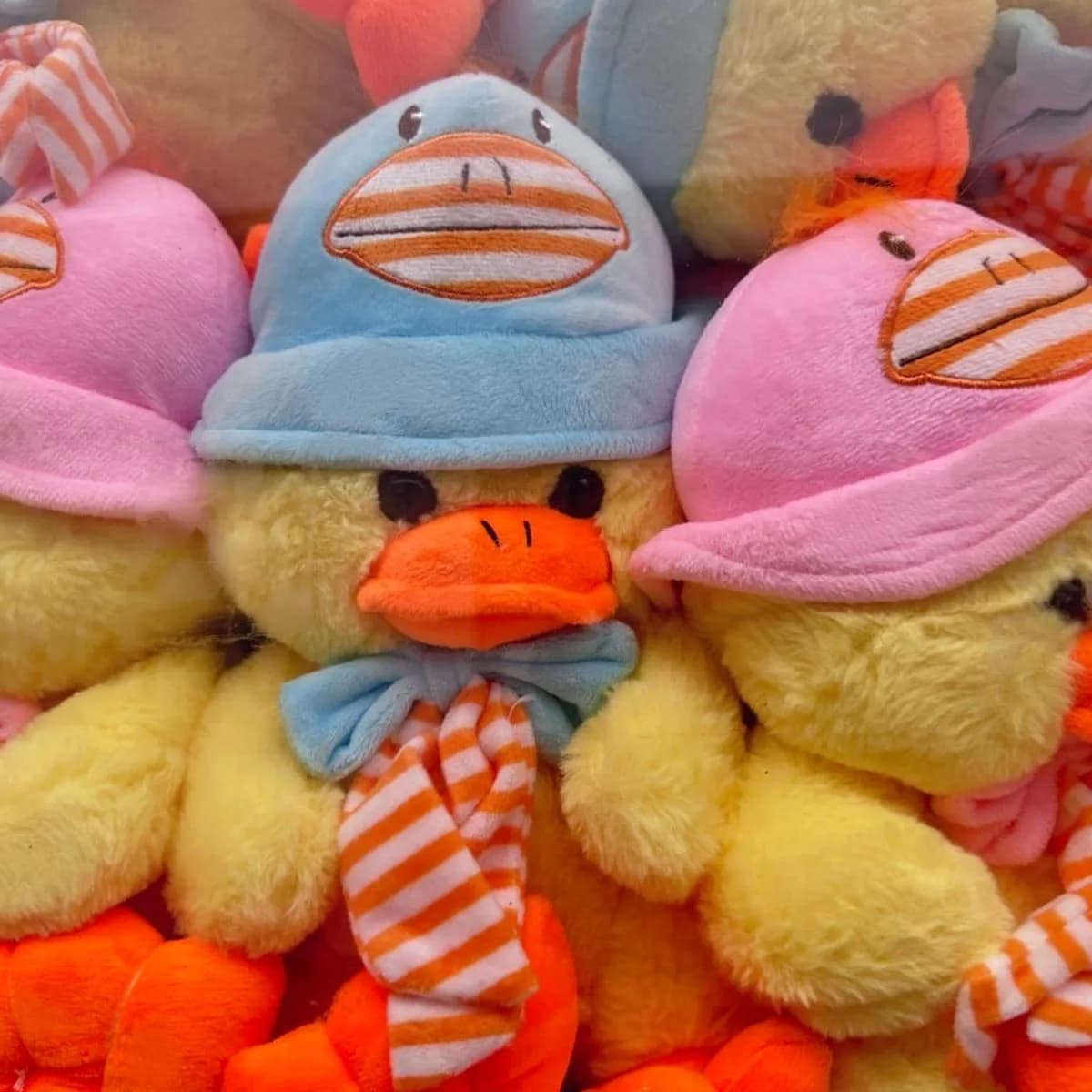 Maskotka Pluszowa Kaczka w Czapce i Szaliku Mix Kolorów 6szt