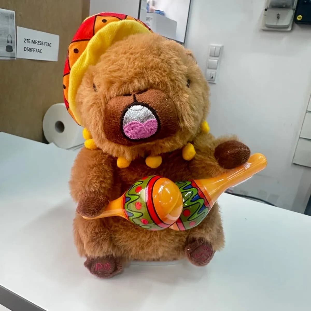 Maskotka Pluszowa na Muzyczny Kapibara z Marakasami i Sombrero