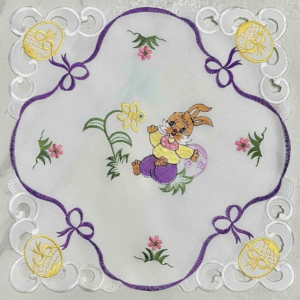 Bieżnik Wielkanoc 30x30cm haftowany biały z zajączkiem i pisankami