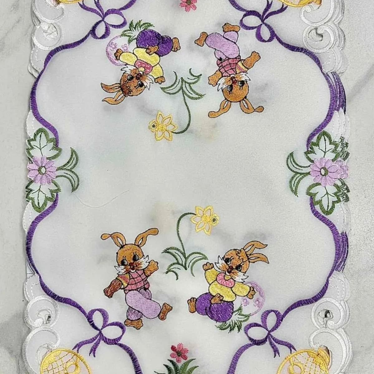 Bieżnik Wielkanoc 30x45cm haftowany zajączki i pisanki biały