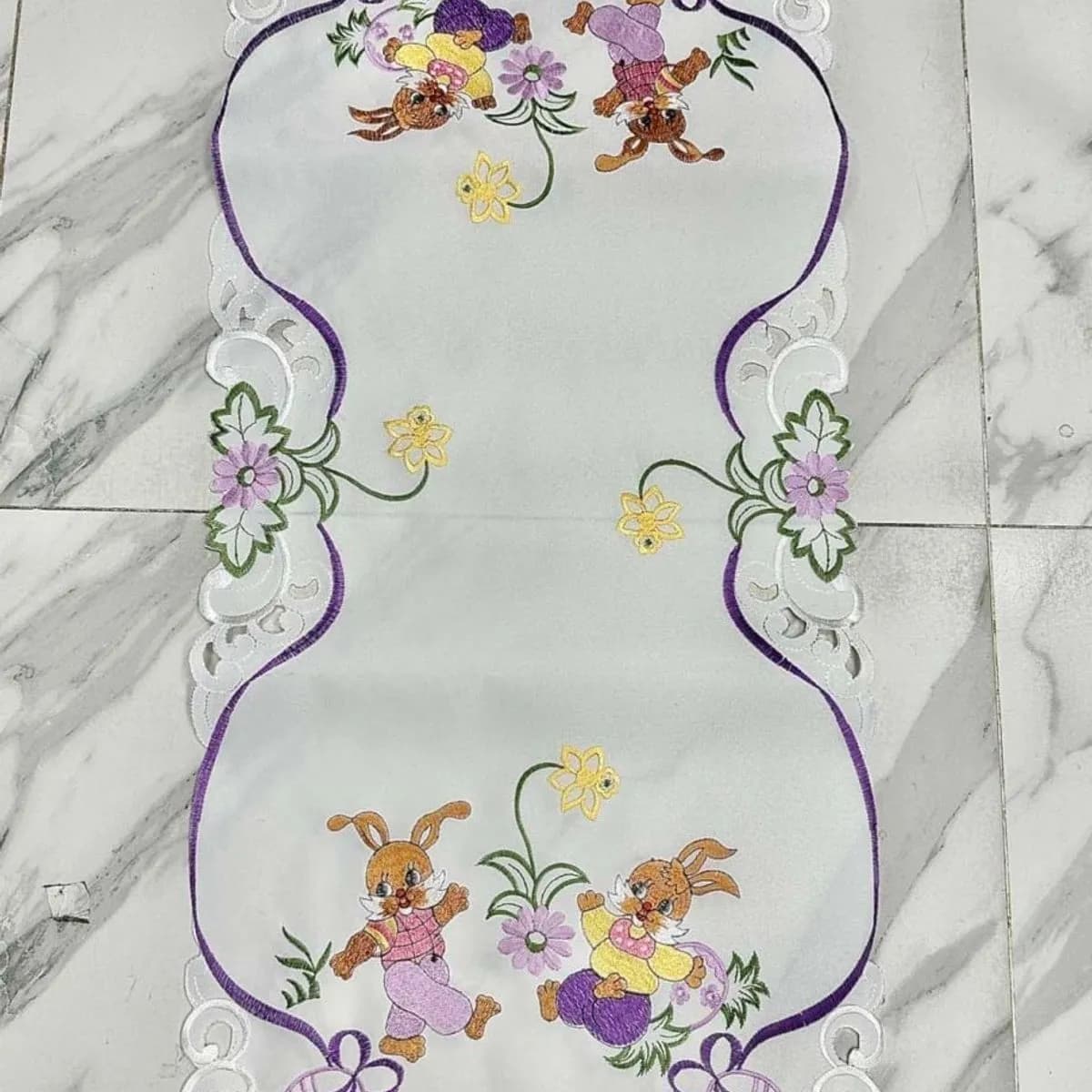 Bieżnik Wielkanoc 40x90cm haftowany biały z zajączkami