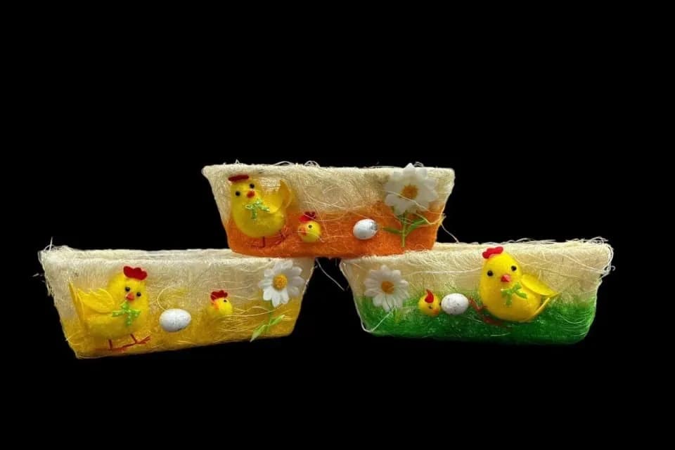 Dekoracja Wielkanoc - Koszyczek Sisalowy z Kurczakiem Mix 12szt