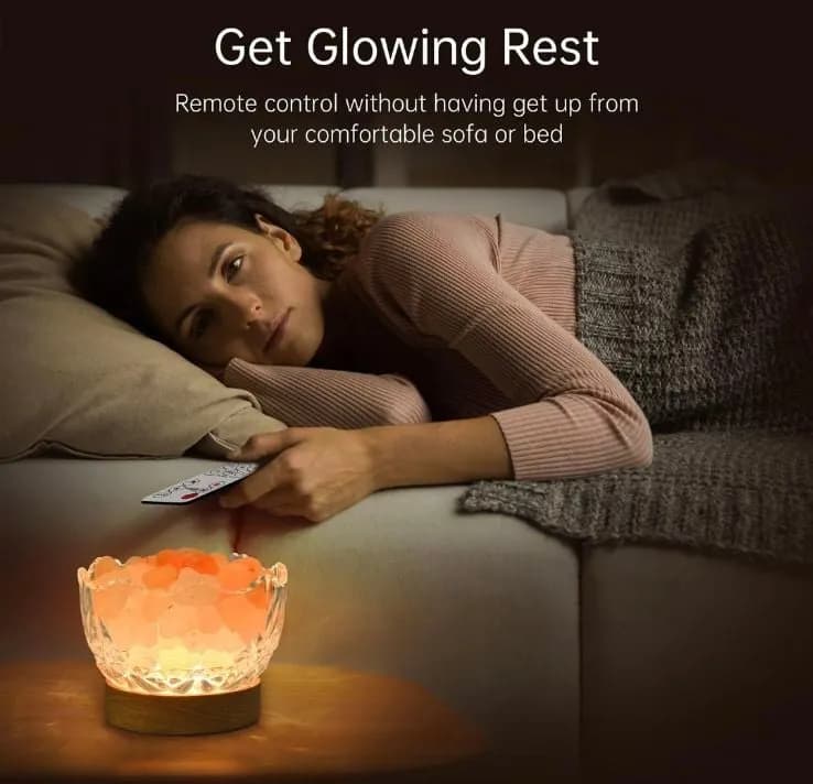 Lampa z soli himalajskiej w szklanej misie, drewniana podstawa