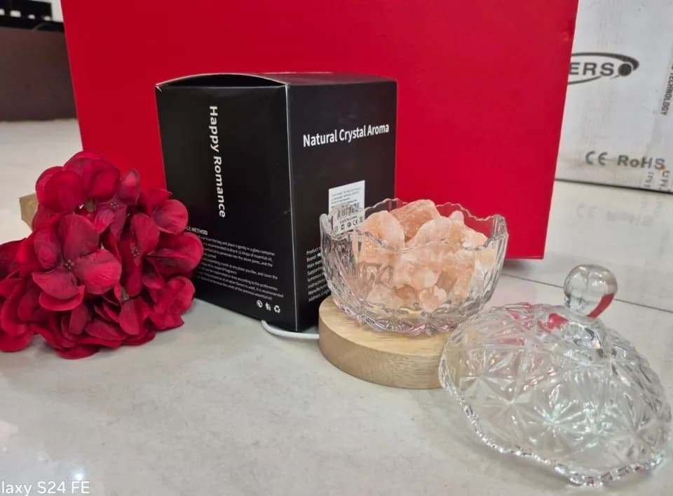 Lampa z soli himalajskiej w szklanej misie, drewniana podstawa