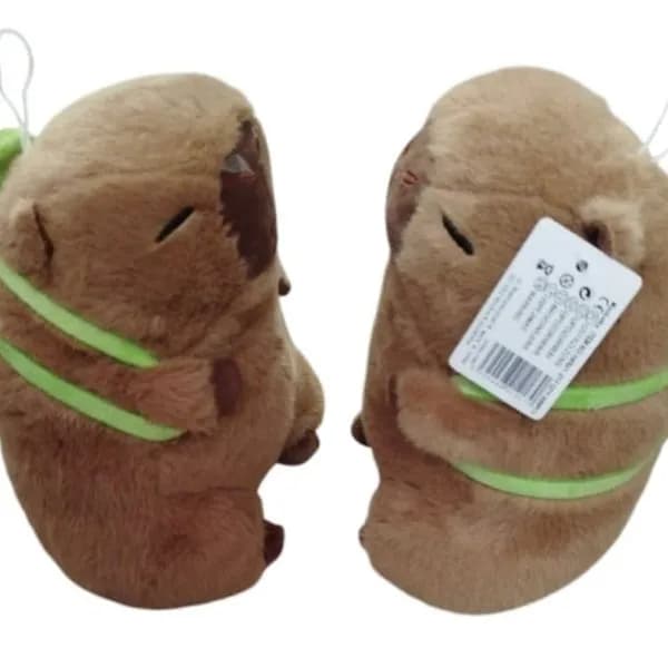 Maskotka Pluszowa Kapibara z Zielonym Plecakiem i Zawieszką