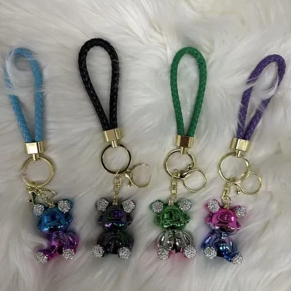Brelok do Kluczy Miś z Cyrkoniami i Plecionym Paskiem, Mix Kolorów
