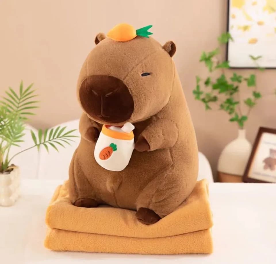 Maskotka Kapibara z kocykiem 120x150cm, brązowa z marchewką