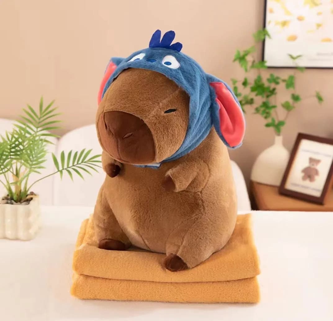 Maskotka Kapibara na Kocyku w Przebraniu Stitch - Zestaw 2w1