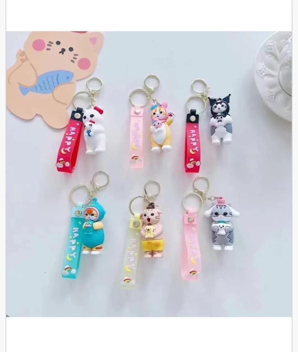 Brelok do kluczy figurka kotek w kostiumie z zawieszką 24 szt.