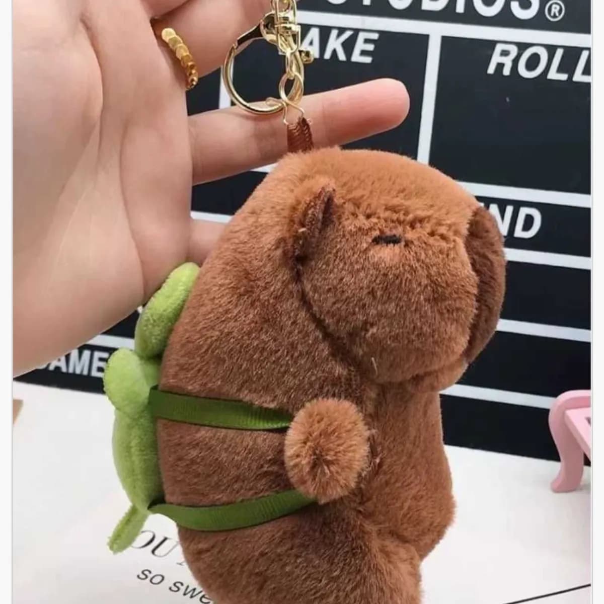 Brelok do Kluczy Kapibara Pluszowa z Zielonym Plecakiem - 12 szt.
