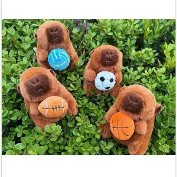 Brelok do Kluczy Kapibara Pluszowa z Piłką Sportową, 12 szt.