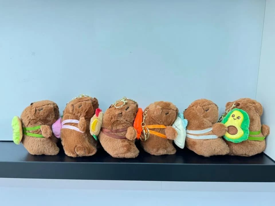 Brelok do Kluczy Pluszowa Kapibara z Plecakiem, Mix Wzorów 12szt