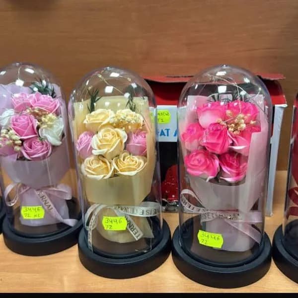 Dekoracyjny bukiet kwiatów LED w kopule T161025-5