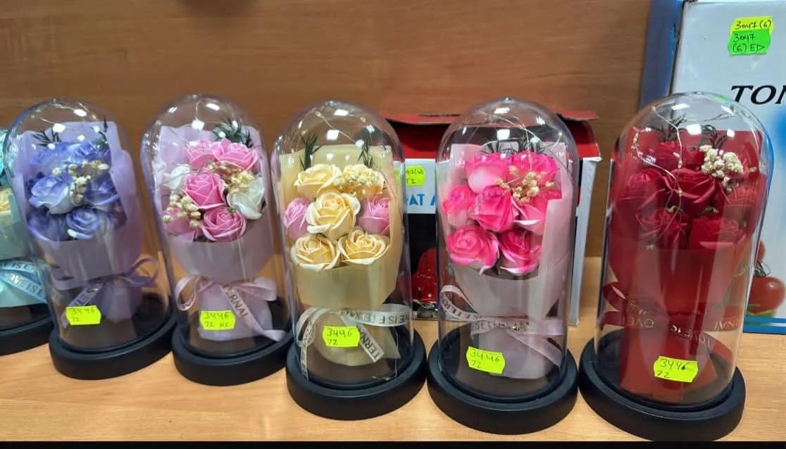 Dekoracyjny bukiet kwiatów LED w kopule T161025-5