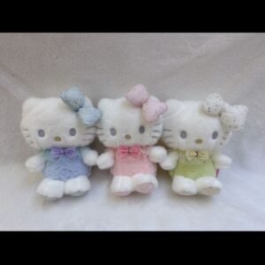 Maskotki Hello Kitty w pastelowych ubrankach